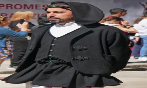 Zdjcie WOCHY / Sardynia / Cagliari - procesja Sant Efisio / Sard w spdniczce