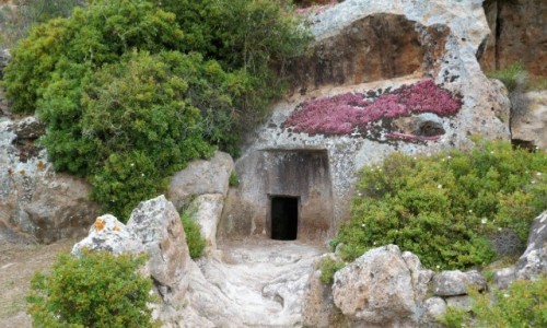 Zdjecie WOCHY / Sardynia, Sulcis / Nekropolia Montessu  / Domus de janas