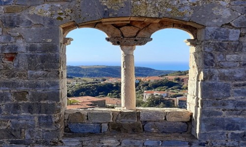 Zdjecie WOCHY / Toskania  / Rocca di Campiglia / Za oknem