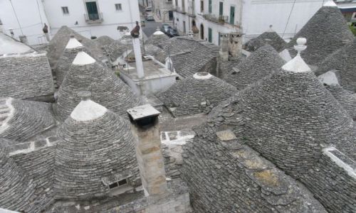 Zdjecie WłOCHY / Alberobello / na uliczce / Domki z trulli