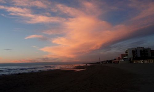 Zdjęcie WłOCHY / Nettuno / Nad morzem / Romantyzm, plaża, chmury i .....