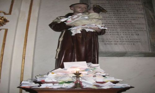 Zdjęcie WłOCHY / Rzym / Zatybrze / ...zasypany prośbami ...