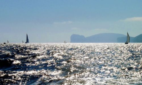 Zdjęcie WłOCHY / Sardynia / blisko Alghero / Sardynia, skały w oddali