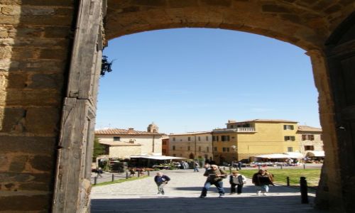 Zdjęcie WłOCHY / Toskania / Montalcino - forteca / Forteca Montalcino - widok na miasteczko