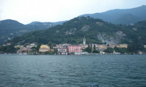 Zdjecie WOCHY / Como  / Jezioro Como / Strome brzegi Como s uroczym tem do licznych hoteli i piknych rezydencji.