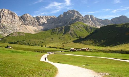 Zdjecie WłOCHY / . / Dolomity / Widok na schronisko Fuchiade