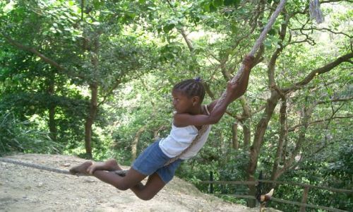 Zdjęcie WYSPY KARAIBSKIE / Marie Galante / Okolice Grand-Bourg / Na huśtawce