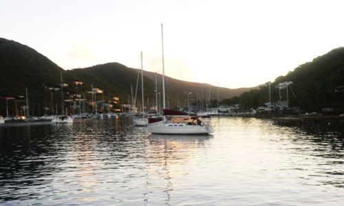 Zdjecie WYSPY KARAIBSKIE / BVI / West End / wit w porcie jachtowym