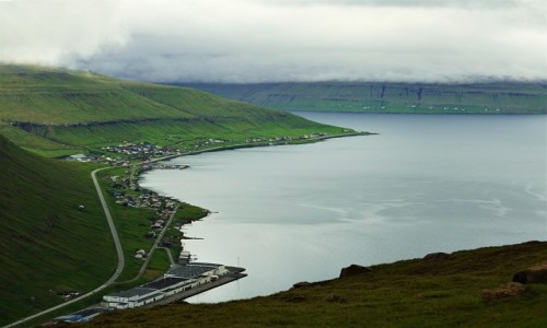 Zdjęcie WYSPY OWCZE / Wyspa Vágar / Midvagur / Zatoczka