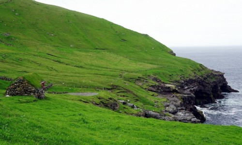 Zdjcie WYSPY OWCZE / Wyspa Kalsoy / Trøllanes  / Brzegiem klifu