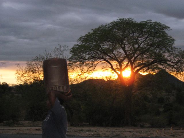 Zdjęcia: droga do Chimanimani, Wengezi, wieczorna wędrówka po wodę, ZIMBABWE Zdjęcia: droga do Chimanimani, Wengezi, wieczorna wędrówka po wodę, ZIMBABWE