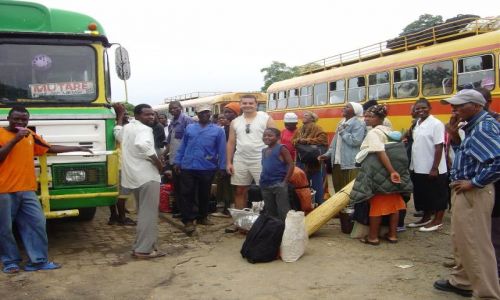 Zdjecie ZIMBABWE / Mashvingo / dworzec autobusowy / wskaż element obrazka który jest inny ;)