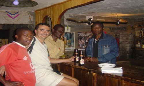 Zdjecie ZIMBABWE / Chimanimani / bar pod ziemi. / Integracja, czyli U cioci Genowefy na imieninach 6