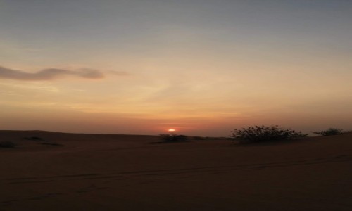 Zdjecie ZJEDNOCZONE EMIRATY ARABSKIE / - / Niedaleko Dubaju / Zachd soca na pustyni